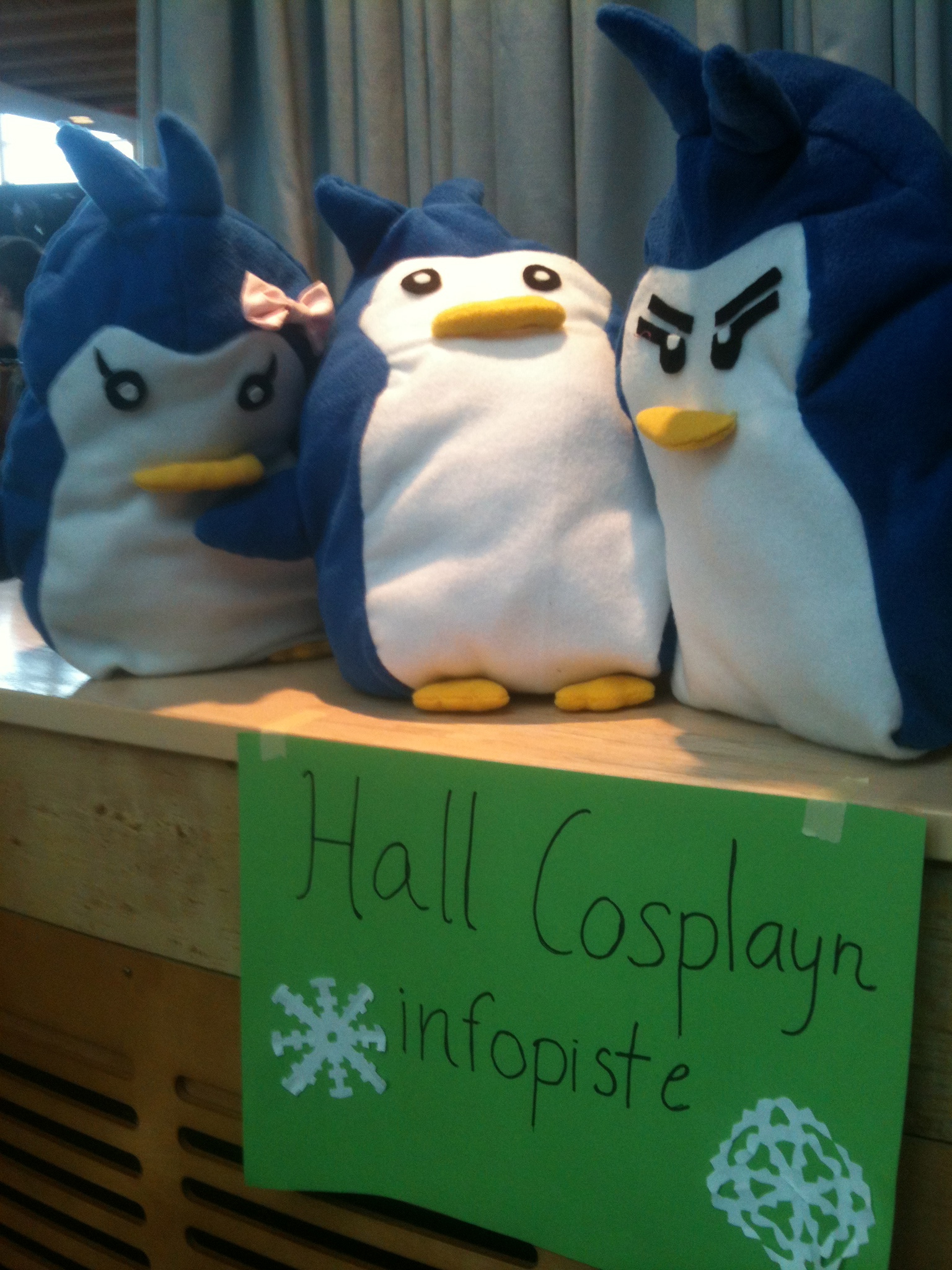 Infopisteen päivystävät pingviinit askarteli cosplayvastaava Infopisteen päivystävät pingviinit askarteli cosplayvastaava