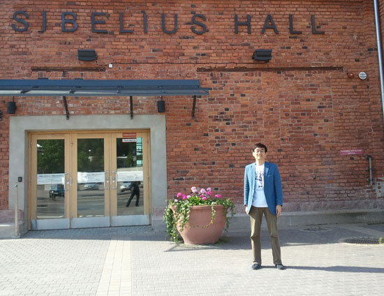 Tanaka myhäilee Sibben edessä. Tanaka myhäilee Sibben edessä.